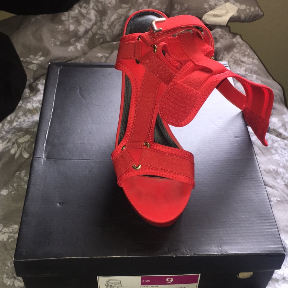 Heel shoes